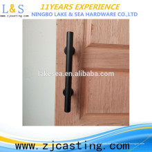 A porta de celeiro deslizante tradicional rústica preta puxa os puxadores da porta de madeira